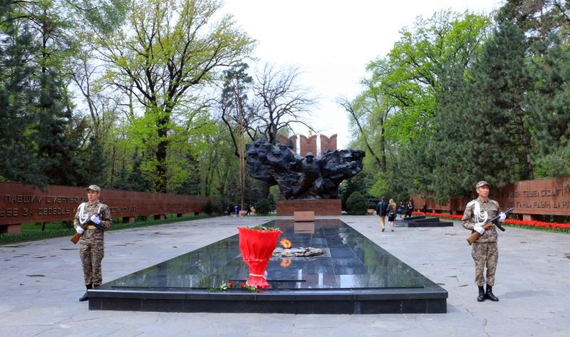 Volonterler ardagerlerge kómek kórsetedi