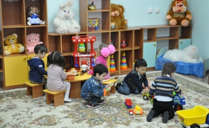 Memlekettik tilde tárbıeleıdi