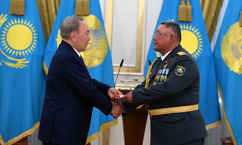 Prezıdent birqatar áskerı qyzmetshige general shenin tabystady