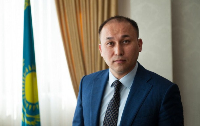 Aqparat jáne kommýnıkasııalar mınıstrliginde bir jylda ne isteldi?