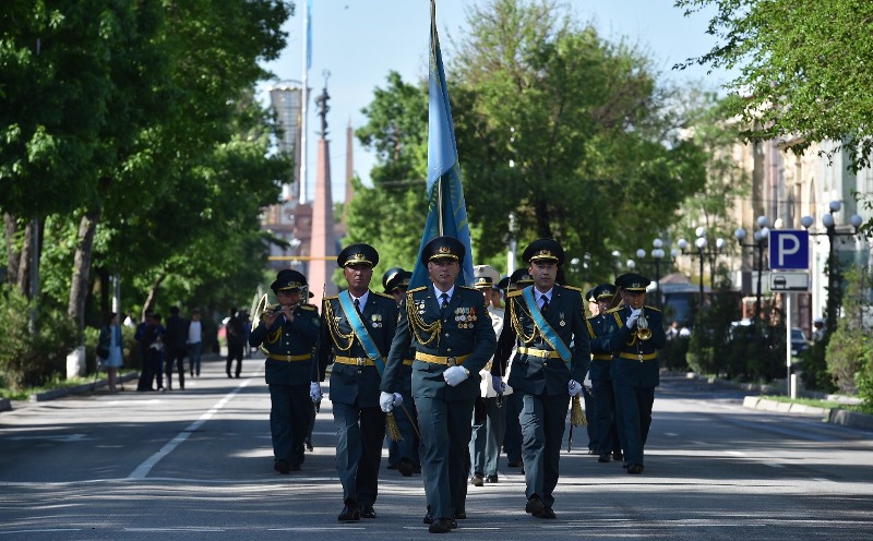 Shymkentte 500 jaýynger saltanatty marshpen júrip ótti