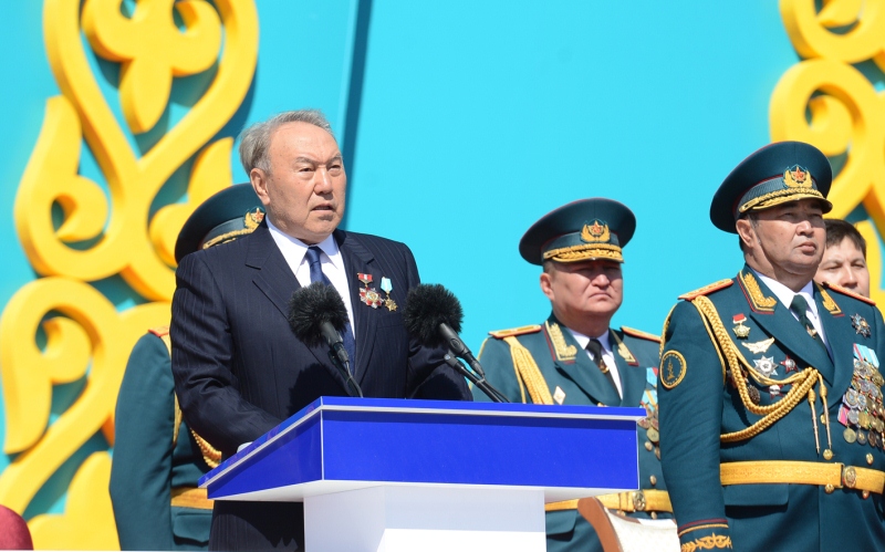 Elbasy qazaqstandyqtardy Qarýly Kúshterdiń 25 jyldyǵymen quttyqtady