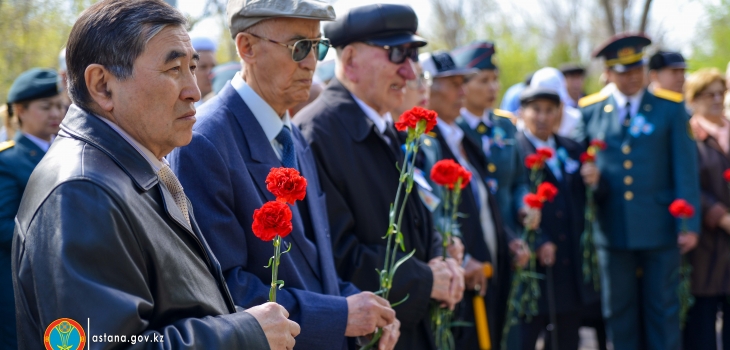 Astanada Uly Otan soǵysy kezinde kóz jumǵan jaýyngerlerge taǵzym etildi