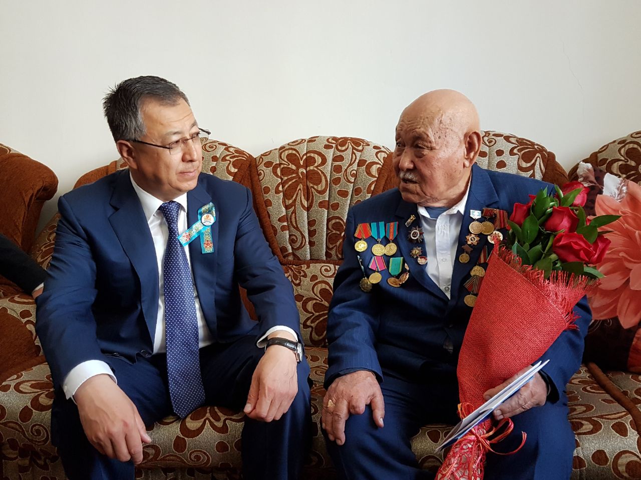 OQO ákimi UOS ardageriniń otbasyna arnaıy baryp quttyqtady