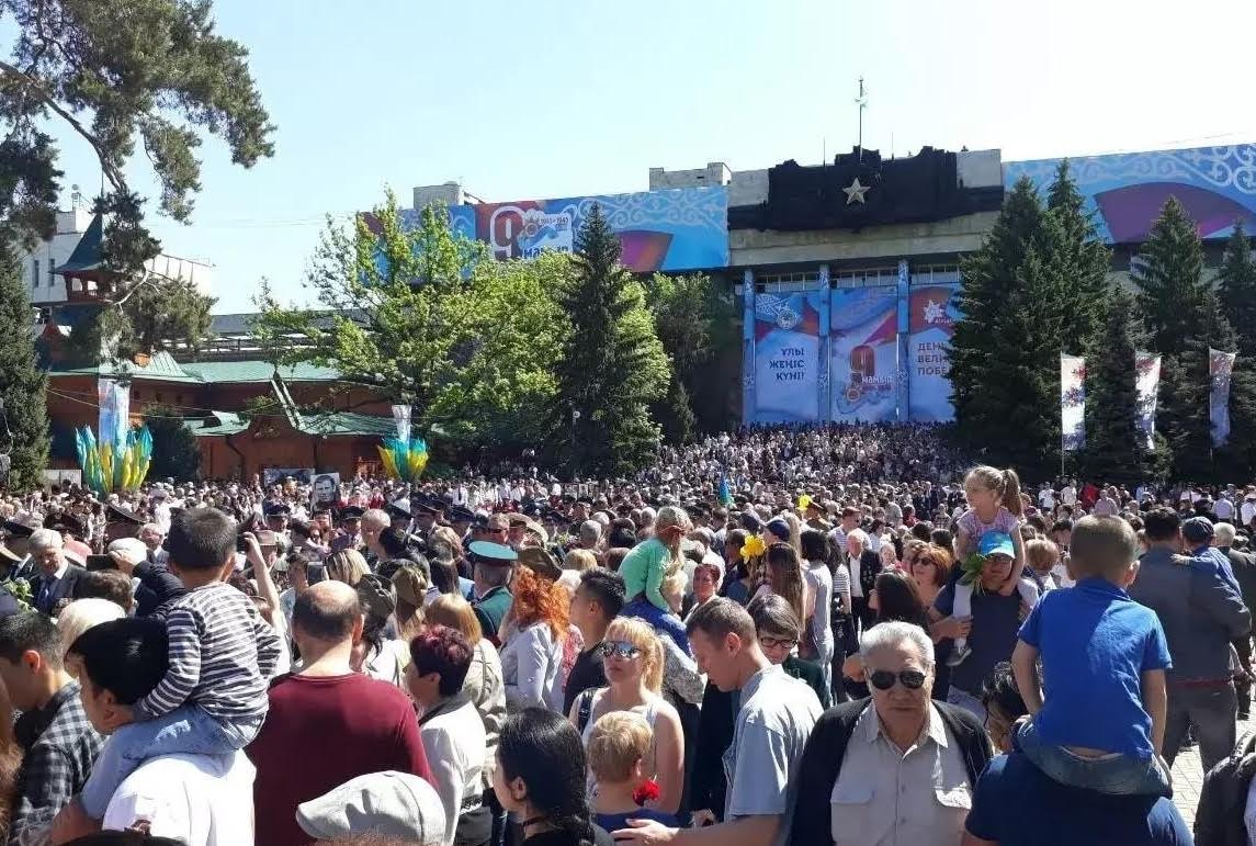 Almatylyqtar Dańq memorıalyna gúl shoqtaryn qoıdy