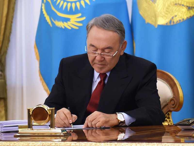 Prezıdent avıasııa salasyna qatysty zańǵa qol qoıdy