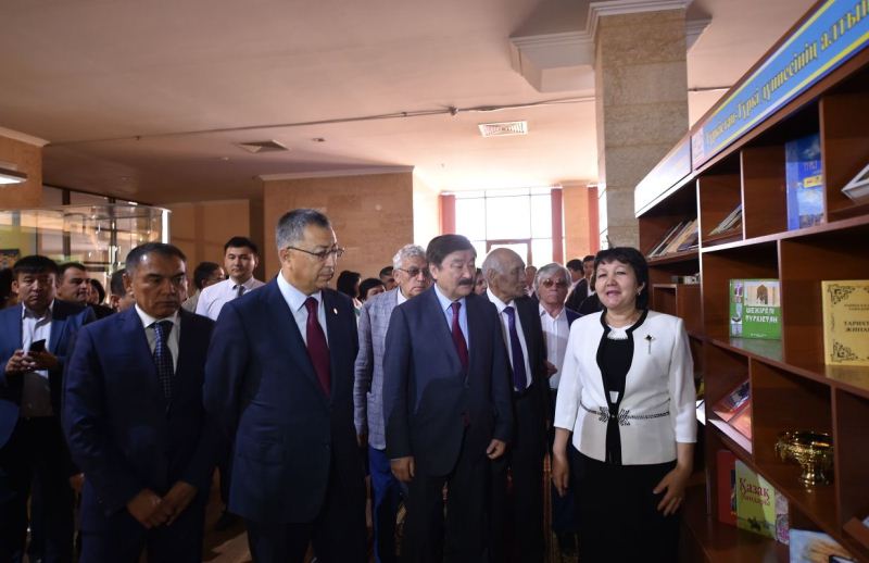 Túrkitildes elder qalamgerleriniń kitap kórmesi ashyldy