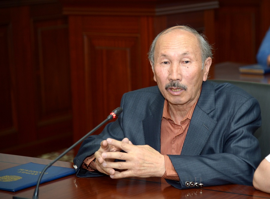 Qyzylorda oblysynyń ákimi ádebıet synshysy Baqyt Sarbalaevty mereıtoıymen quttyqtady 