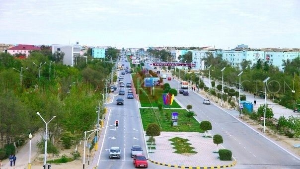 Jańaózendik polıseıler 25 jyldyqqa arnap aǵash ekti