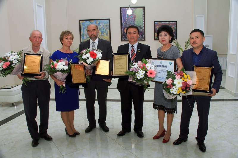 О́skemende ıegimen sýret salatyn sýretshi oblys ákiminiń syılyǵyn aldy