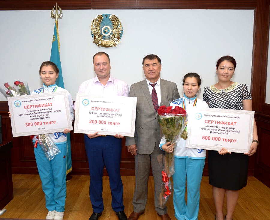 Qyzylorda oblysynyń ákimi shahmattan álem chempıonatynyń jeńimpazdarymen kezdesti