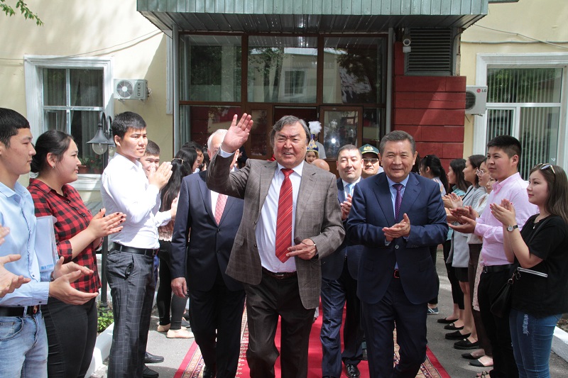 Almatyda Oljas Súleımenovtiń shyǵarmashylyǵyna arnalǵan poezııa keshi ótti