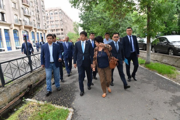 Baıbek Almatynyń trotýarlary men saıabaqtaryn jóndeýdi tapsyrdy