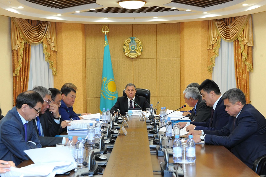 Senatta zańnamaǵa ósimdikter men janýarlar dúnıesi boıynsha túzetýler qaraldy