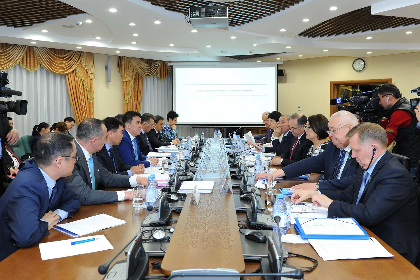 Senatta salyq saıasaty men salyq ákimshilerdirýdi jetildirý  máseleleri talqylandy