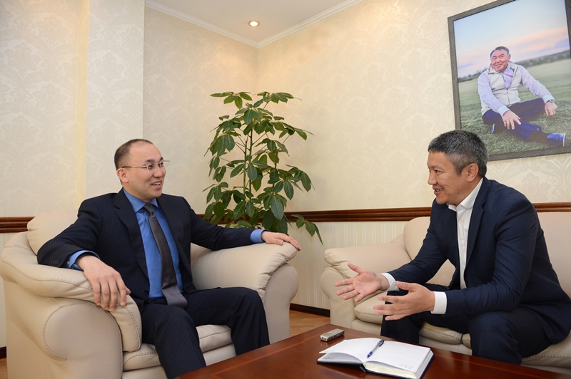 Dáýren Abaev: Sensasııa qýamyz dep,  sózdiń  qandaı qýatty qarý ekenin umytyp ketemiz