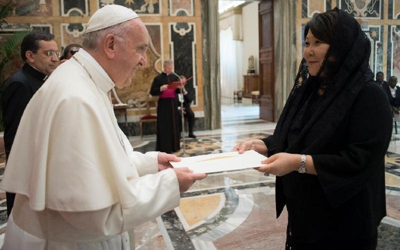 Qazaqstan elshisi Rım papasyna senim gramotasyn tabystady