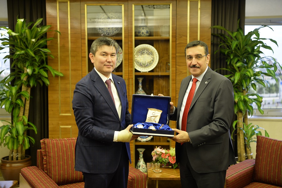 Qazaqstan elshisi Túrkııanyń Keden jáne saýda mınıstrimen kezdesti