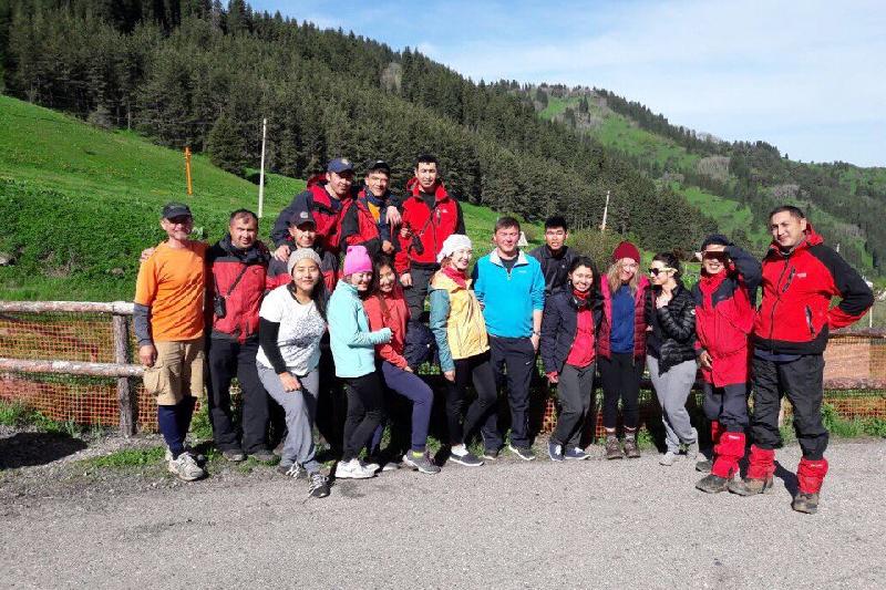 Almaty taýlarynda adasqan alpınıster tabyldy