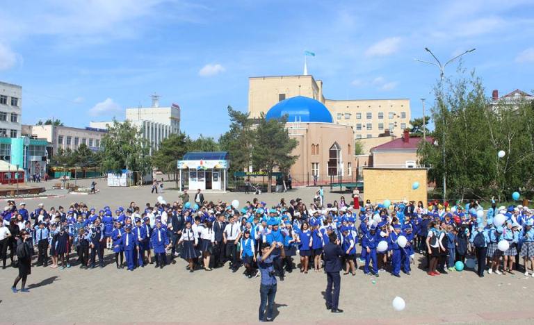 Qostanaıda balalardyń jol qaýipsizdigine arnalǵan fleshmob ótti