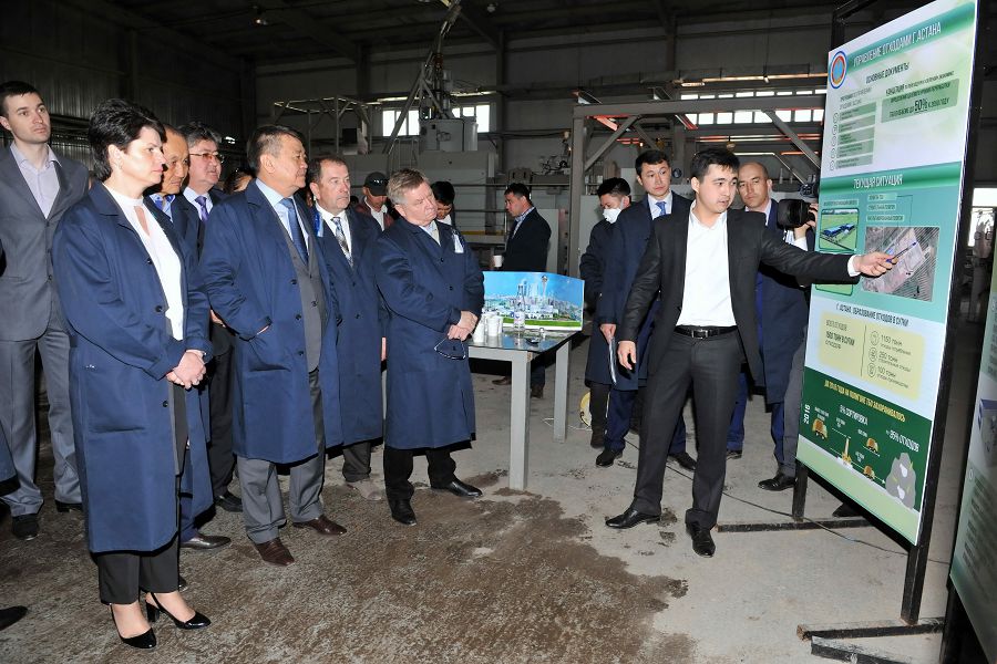 Qaldyq óńdeý zaýytynyń jumysymen tanysty