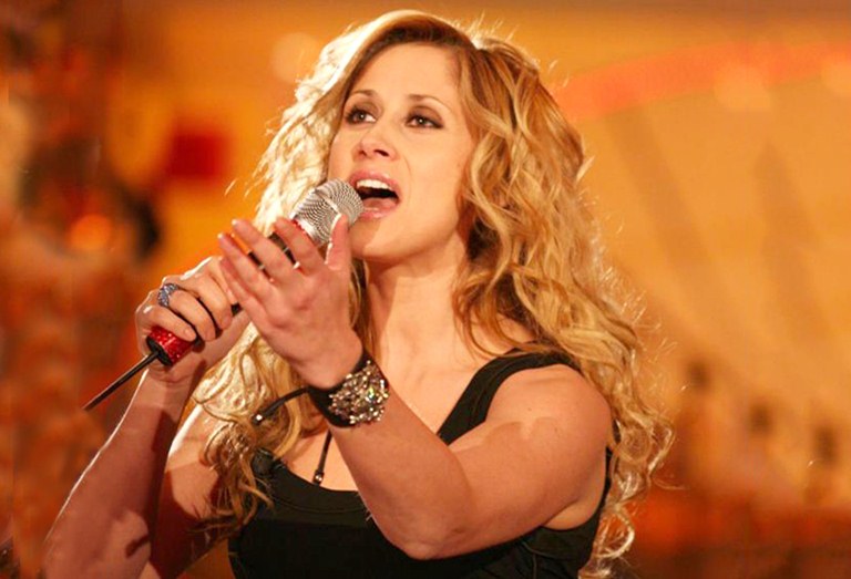 Lara Fabıan men Eva Longorııa Dımashty týǵan kúnimen quttyqtady (vıdeo)