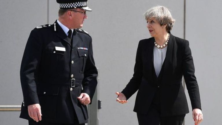 Brıtanııada taǵy da terakt bolý qaýpi óte joǵary – Tereza Meı