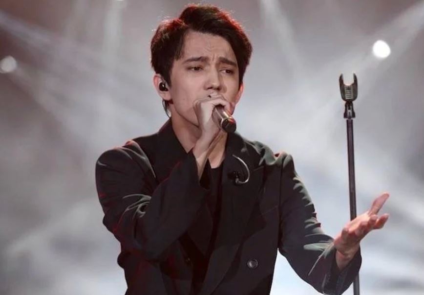 Elordada barlyq LED ekrandar bir kún boıy Dımash týraly beınerolıkter kórsetedi