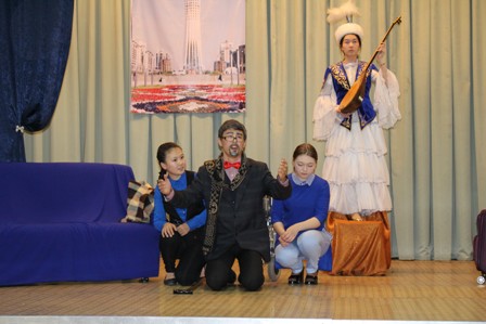 Astanada «Muńmen alysqan adam» atty pesa sahnalandy