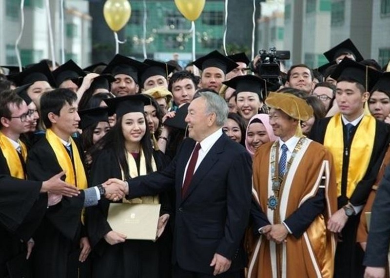 Memleket basshysy Nazarbaev ýnıversıtetiniń túlekterin quttyqtady