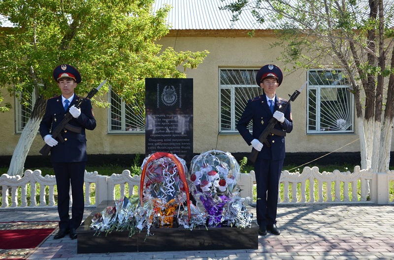 Qaraǵandyda qyzmet barysynda qaza bolǵan jandarǵa arnalǵan memorıaldyq taqta ornatyldy