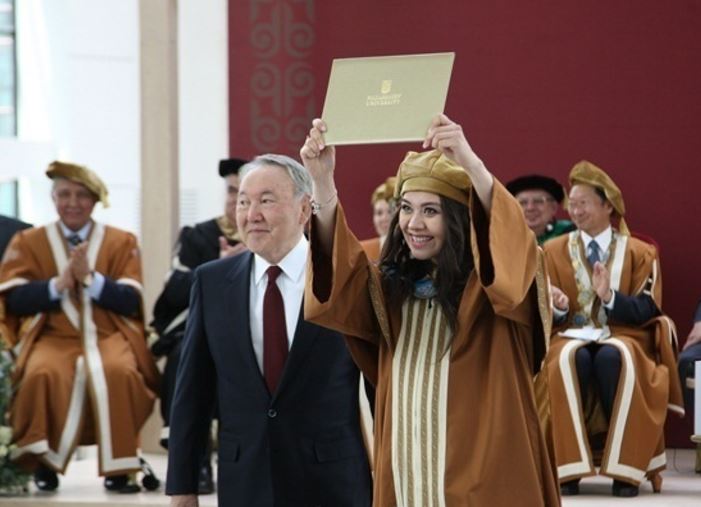 Nazarbaev ýnıversıtetiniń alǵashqy doktorlaryna dıplomdy Elbasy tapsyrdy