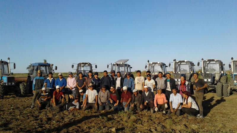 «Qaraly úıge qaraılasqan qazaqpyz ǵoı...»