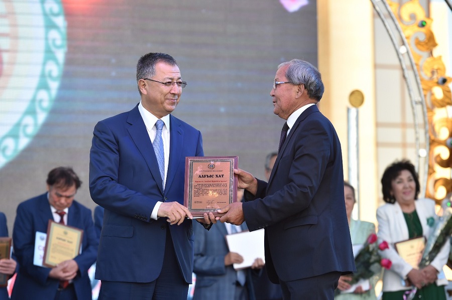 OQO-da ónerpazdarǵa oblys ákiminiń syılyǵy tabys etildi