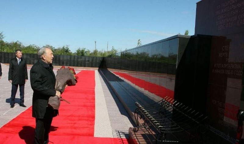 Elbasy «ALJIR» mýzeıinde saıası qýǵyn-súrgin qurbandaryna taǵzym etti