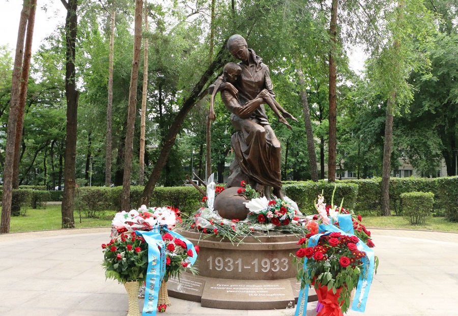 Almatyda asharshylyq qurbandaryna arnalǵan eskertkish ashyldy