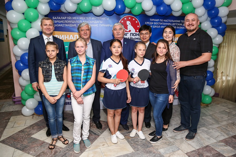 Elimizde balalar úıine 100 tennıs ústeli tabystalady