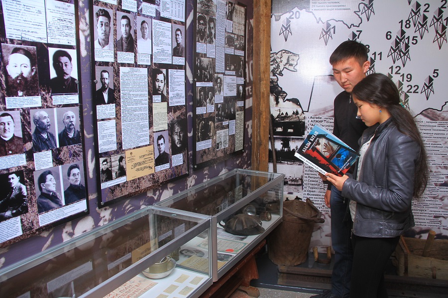 О́skemende saıası qýǵyn-súrgin qurbandaryn eske aldy