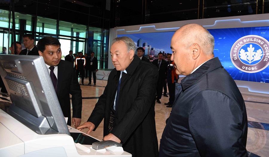 Memleket basshysy «Jasyl kvartal» turǵyn úı keshenin aralap kórdi