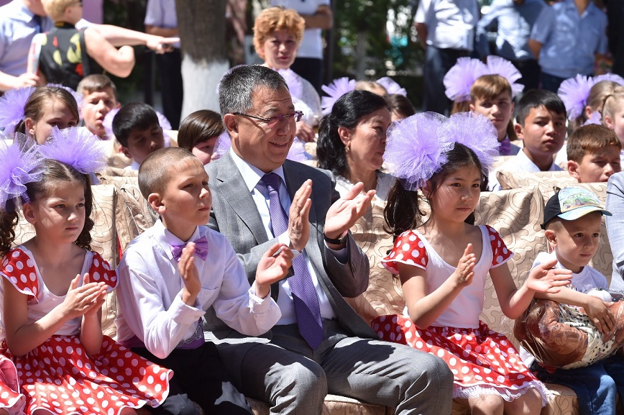 OQO ákimi Elbasynyń atynan balalar úıiniń tárbıelenýshilerine syılyqtar tartý etti