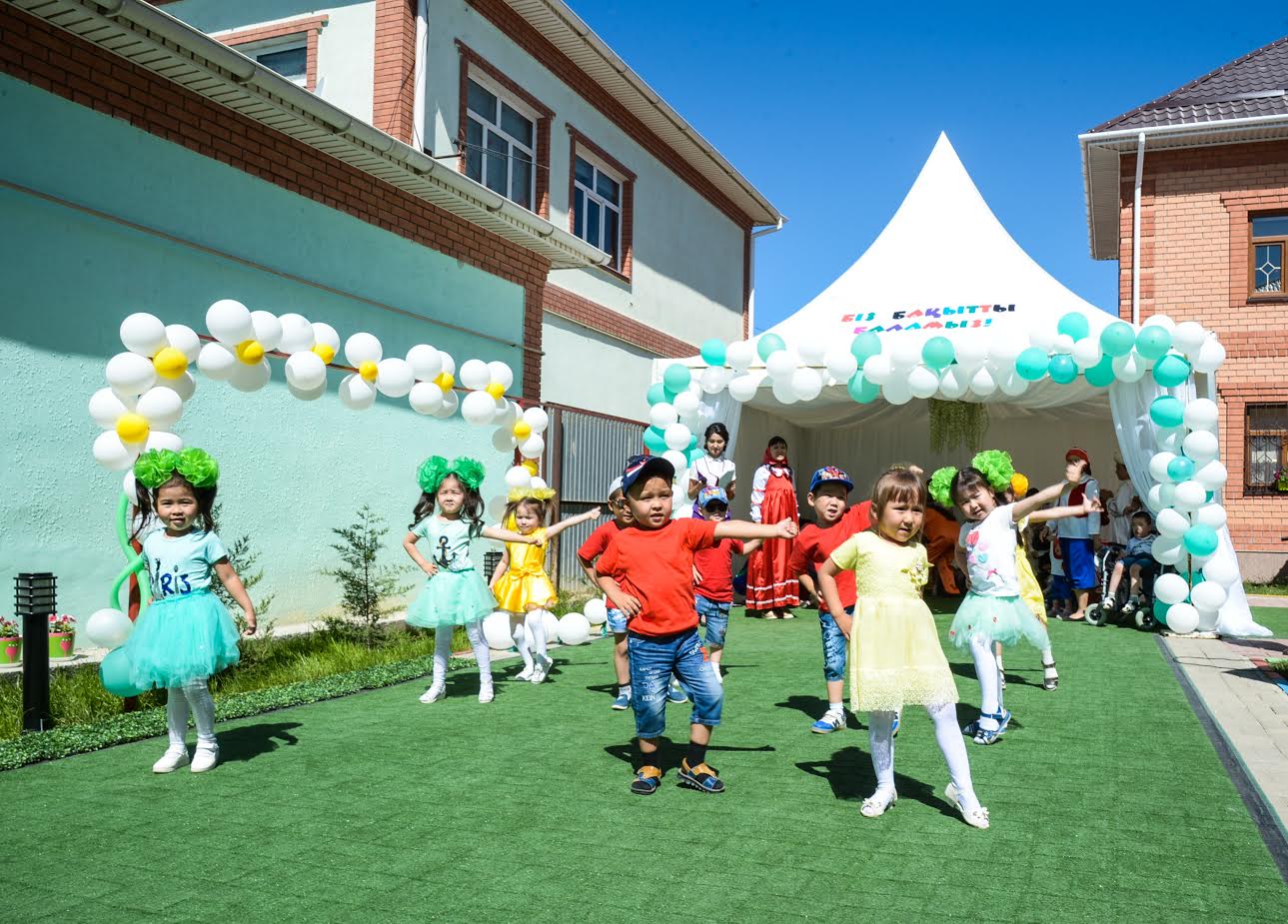 Qyzylorda oblysy ákimi balalarǵa arnalǵan áleýmettik nysandardy aralady