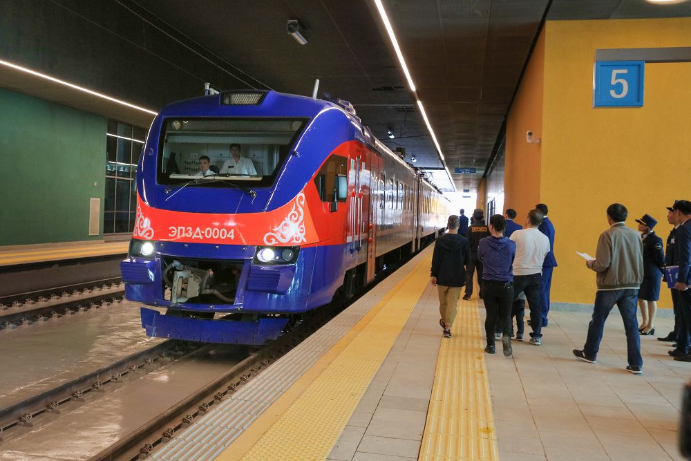 «Nurly jol» jańa vokzal kesheni alǵashqy poıyzdardy qabyldaı bastady