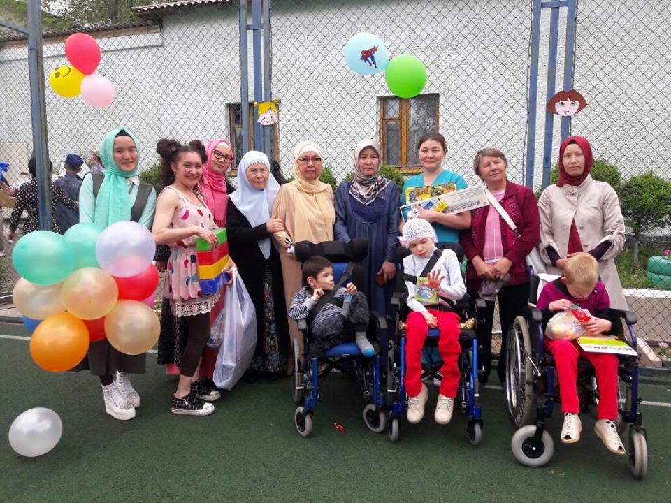 Múmkindigi shekteýli balalarǵa qýanysh syılady