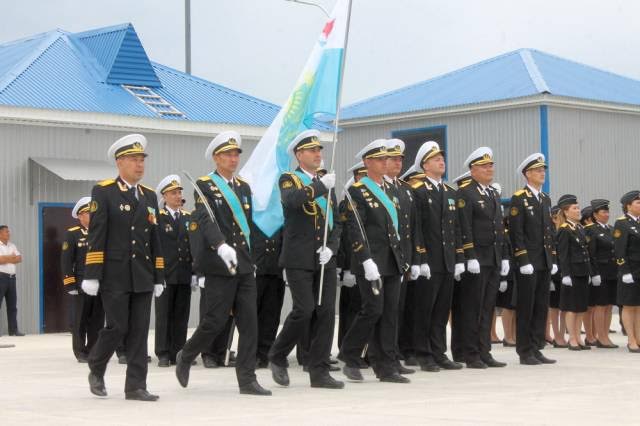 «Alataý» mına-tartqysh kemesinde áskerı-teńiz jalaýy kóterildi