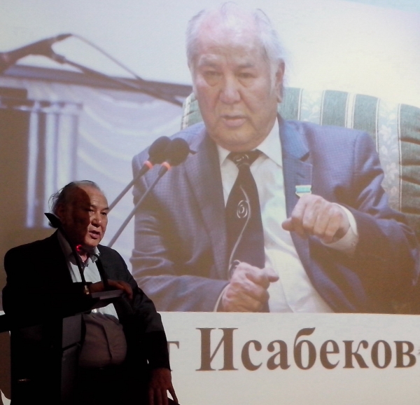 «Álem bilýge tıis jazýshy». Dýlat Isabekov máskeýlik oqyrmandarymen kezdesti