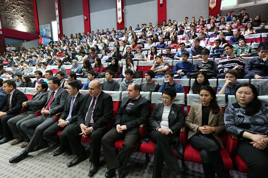 Elimizdiń 100 stýdenti arnaıy IT-kýrsqa tańdalyndy