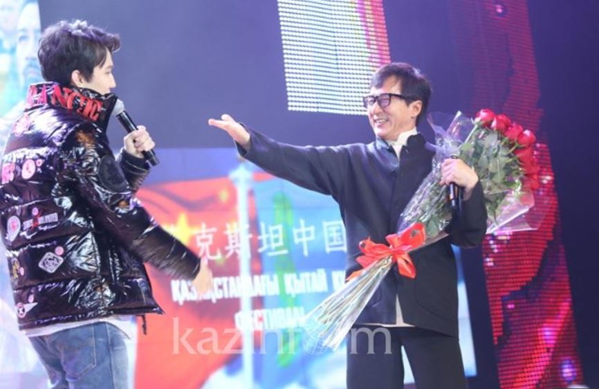 Djekı Chan Astanaǵa keldi