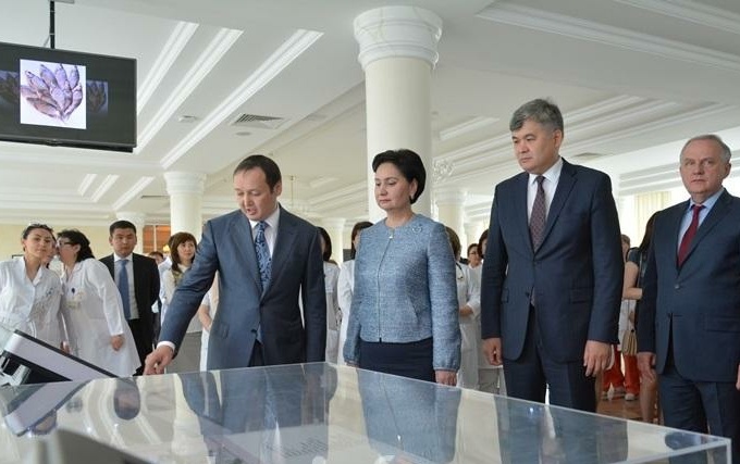 Gúlshara Ábdiqalyqova Qytaıdyń dástúrli medısına ortalyǵynyń ashylý rásimine qatysty