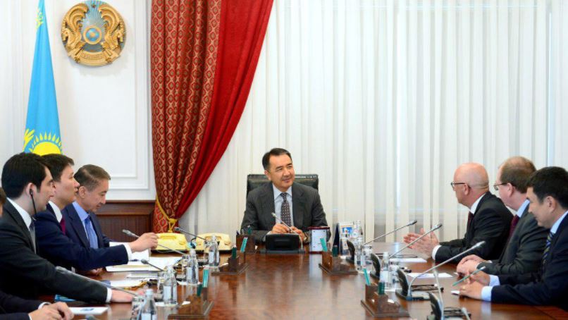 «Oracle» vıse-prezıdentimen kezdesti