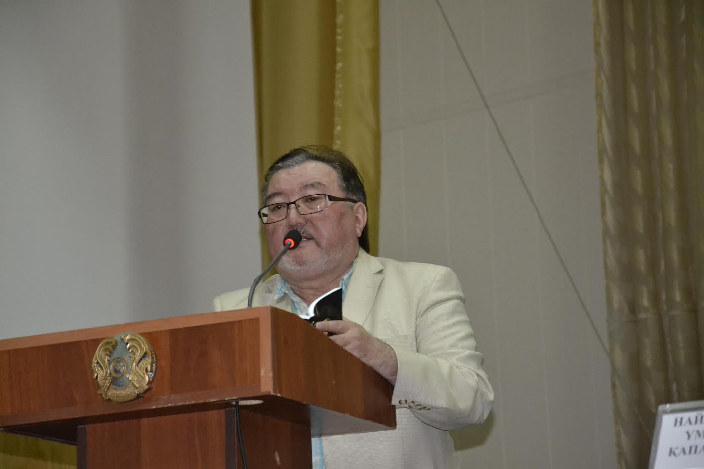 Jazýshylar jambyldyqtarmen júzdesti